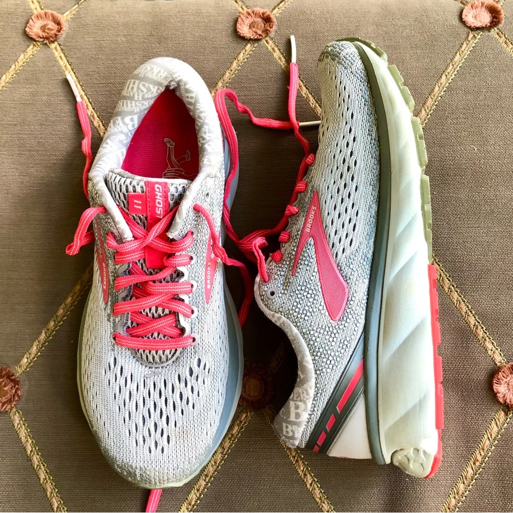 Brooks Ghost Sneakers 11 in Gray Fabric Upper and Pink Trim (7)